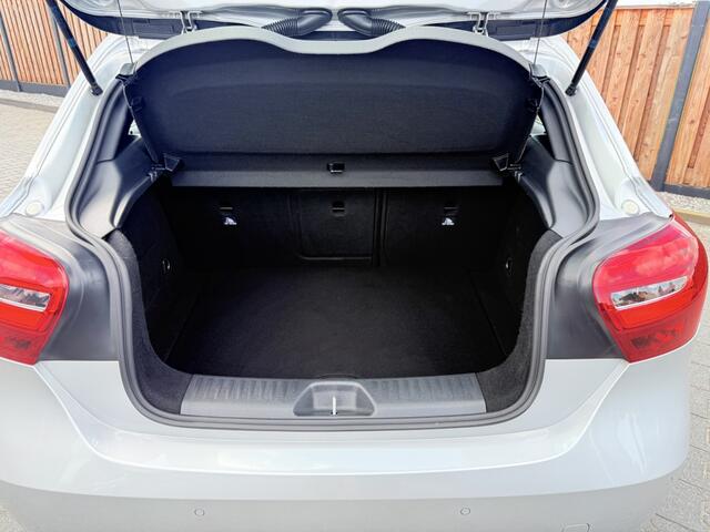 Mercedes-Benz A-KLASSE 180 AMG-Line PANO 18 INCH keyless