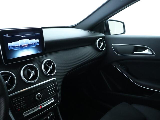 Mercedes-Benz A-KLASSE 180 AMG Sportpakket | Panoramadak | Stoelverwarming | Sfeerverlichting | LED | Navigatie | Parkeersensoren | Inclusief 12 Maanden Garantie
