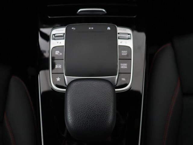 Mercedes-Benz A-KLASSE 180 AMG Night Upgrade | Camera | Widescreen | Stoelverwarming | Full LED | Park Assist | Navigatie | Alcantara