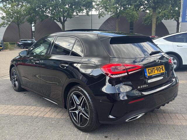 Mercedes-Benz A-KLASSE 250 e Business Solution AMG Limited PHEV PLUG-IN HYBRIDE| PANORAMA DAK | AMBILIGHT | STOELVERWARMING | CAMERA | BLACK OPTIC PAKKET | WIDESCREEN DISPLAY | APPLE CARPLAY | RIJKLAAR MET 12 MND BOVAG GARANTIE |