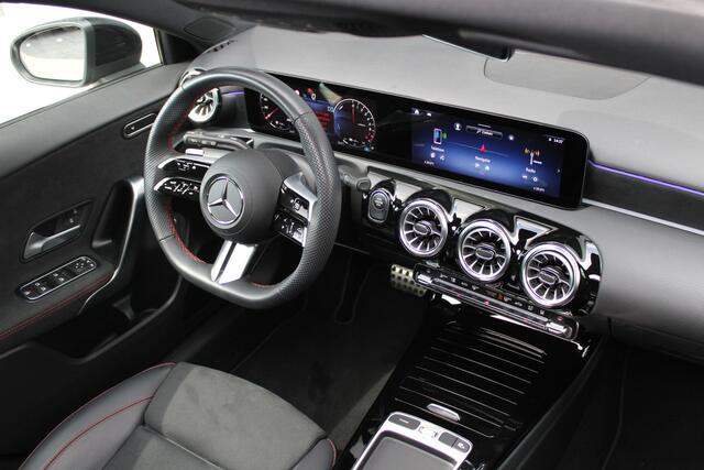 Mercedes-Benz A-KLASSE 250e AMG Line - Widescreen - Stoelverwarming - Camera - Pano - LED - DC Lader - Nightpakket - Rijklaar