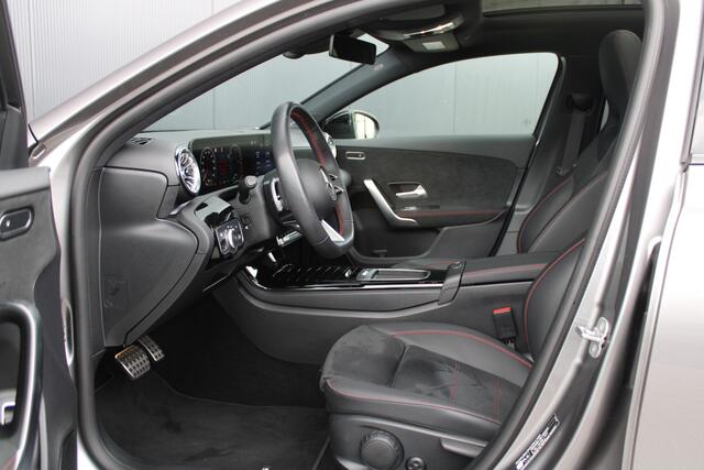 Mercedes-Benz A-KLASSE 250e AMG Line - Widescreen - Stoelverwarming - Camera - Pano - LED - DC Lader - Nightpakket - Rijklaar