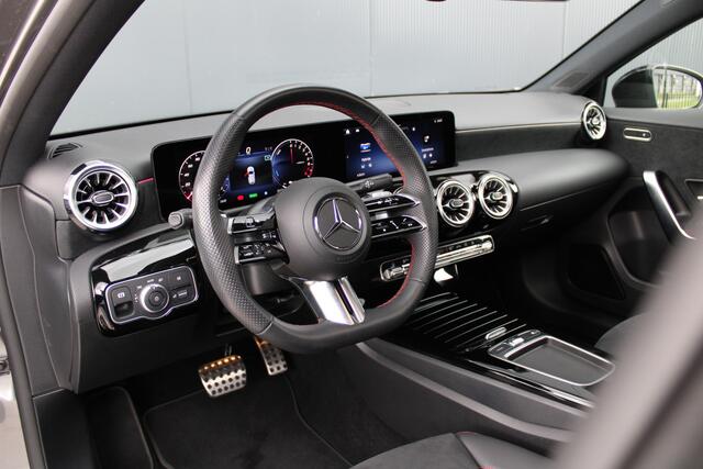 Mercedes-Benz A-KLASSE 250e AMG Line - Widescreen - Stoelverwarming - Camera - Pano - LED - DC Lader - Nightpakket - Rijklaar
