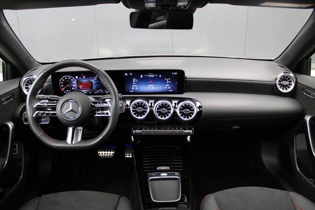 Mercedes-Benz A-KLASSE 250e AMG Line - Widescreen - Stoelverwarming - Camera - Pano - LED - DC Lader - Nightpakket - Rijklaar
