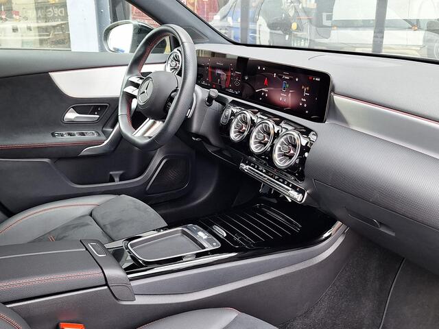 Mercedes-Benz A-KLASSE 250 e AMG Line | Night Pakket | Apple CarPlay | Android Auto | Sierdelen Aluminium | Sfeerverlichting | Stoelverwarming | Achteruitrijcamera | Parkeersensoren | Elektrisch Inklapbare Buitenspiegels