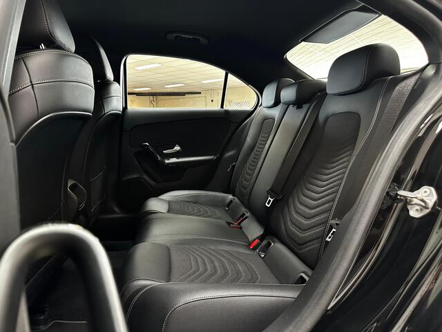 Mercedes-Benz A-KLASSE 180 Solution/ Automaat!/ Virtual Cockpit/ Keyless-Go/ Half-Lederen Sportst./ Zwarte-Hemel/ Camera/ Apple + Android/ Navi/ Clima/ Cruise/ Bluetooth/ Multi. LEDER. Stuur/ PDC V+A/ Chroom.