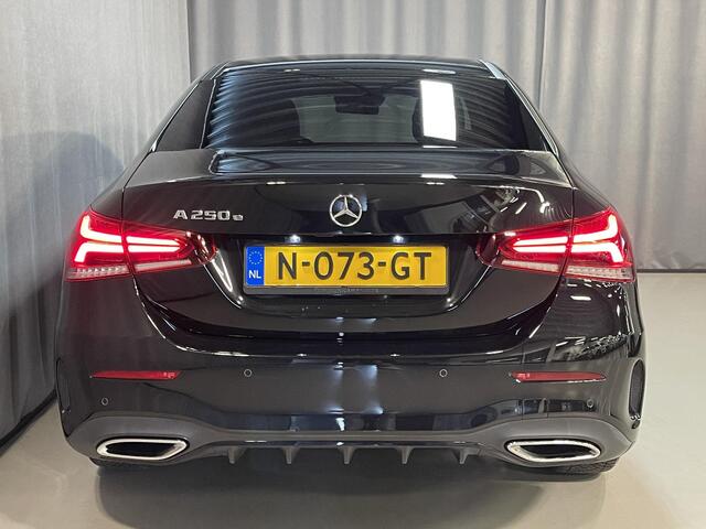 Mercedes-Benz A-KLASSE 250 e Premium 19"/Dodehoek/Camera/Sfeerverlichting/Stoelverwarming/Apple Carplay& Android Auto