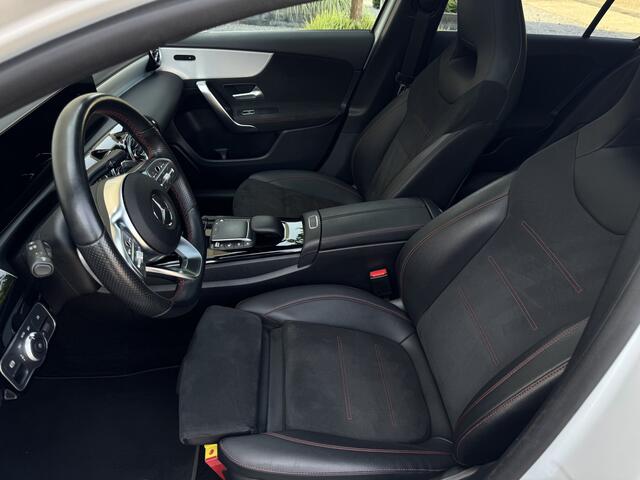 Mercedes-Benz A-KLASSE 180 AMG Aut Panoramadak Nightpakket Widescreen AmbientLight Keyless SportLeder Led Camera Pdc