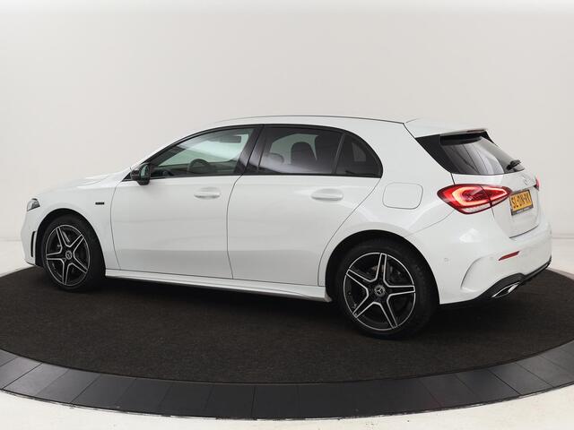 Mercedes-Benz A-KLASSE 250e AMG Night | Stoelverwarming | Camera | Sfeerverlichting | Leder/Alcantara | Park Assist | Navigatie | Widescreen | Full LED | PHEV | Plug In