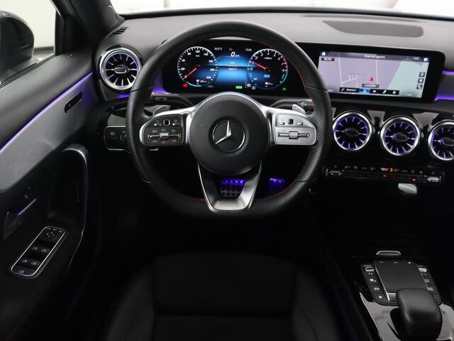 Mercedes-Benz A-KLASSE 250e AMG Night | Stoelverwarming | Camera | Sfeerverlichting | Leder/Alcantara | Park Assist | Navigatie | Widescreen | Full LED | PHEV | Plug In