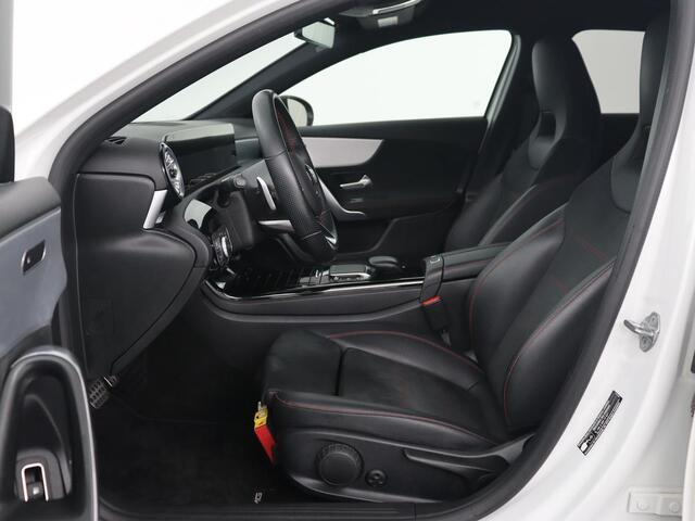Mercedes-Benz A-KLASSE 250e AMG Night | Stoelverwarming | Camera | Sfeerverlichting | Leder/Alcantara | Park Assist | Navigatie | Widescreen | Full LED | PHEV | Plug In