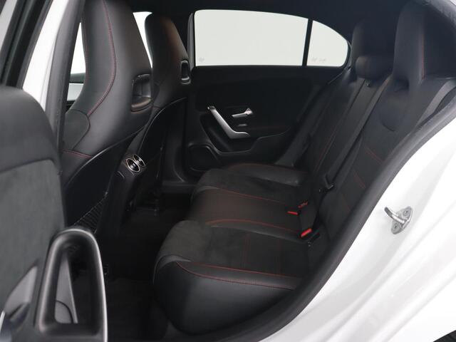 Mercedes-Benz A-KLASSE 250e AMG Night | Stoelverwarming | Camera | Sfeerverlichting | Leder/Alcantara | Park Assist | Navigatie | Widescreen | Full LED | PHEV | Plug In