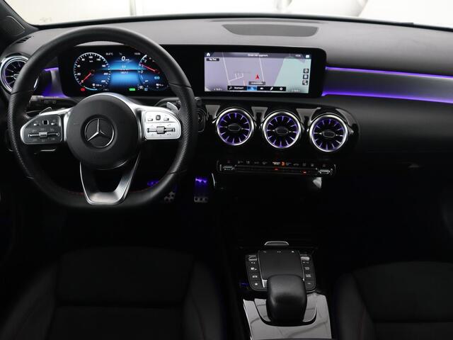 Mercedes-Benz A-KLASSE 250e AMG Night | Stoelverwarming | Camera | Sfeerverlichting | Leder/Alcantara | Park Assist | Navigatie | Widescreen | Full LED | PHEV | Plug In