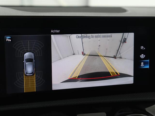 Mercedes-Benz A-KLASSE 250e AMG Night | Stoelverwarming | Camera | Sfeerverlichting | Leder/Alcantara | Park Assist | Navigatie | Widescreen | Full LED | PHEV | Plug In