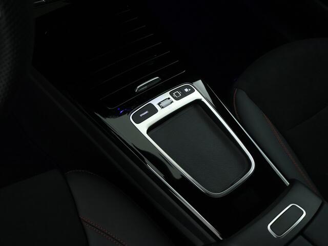 Mercedes-Benz A-KLASSE 180 Star Edition AMG Line | Nightpakket | Parkeerpakket met achteruitrijcamera | KEYLESS GO-comfortpakket | Extra USB-poorten | Antidiefstalpakket URBAN GUARD PLUS | Sfeerverlichting |