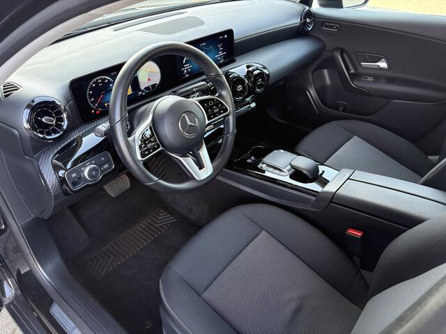 Mercedes-Benz A-KLASSE 180 Business Solution | Navigatie | Camera | Stoelverwarming | Cruise Control | Climate Control