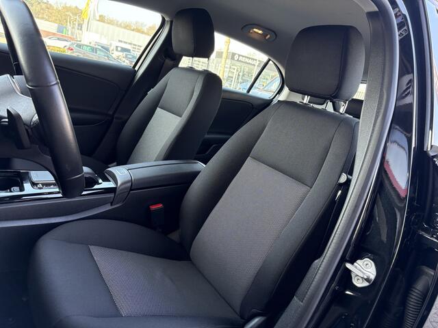 Mercedes-Benz A-KLASSE 180 Business Solution | Navigatie | Camera | Stoelverwarming | Cruise Control | Climate Control