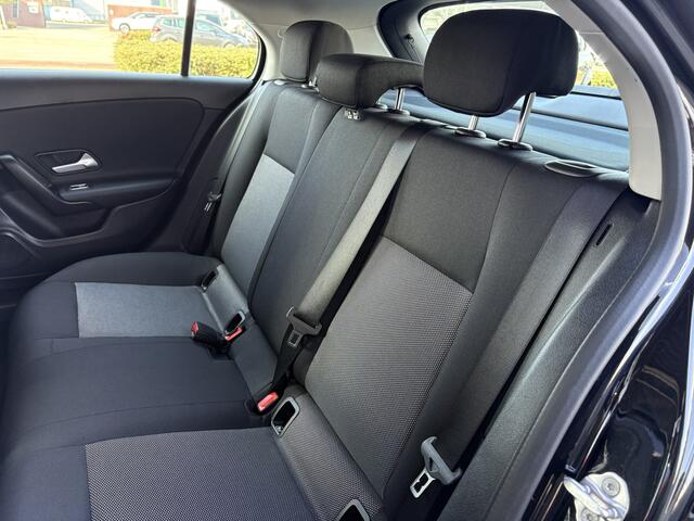 Mercedes-Benz A-KLASSE 180 Business Solution | Navigatie | Camera | Stoelverwarming | Cruise Control | Climate Control