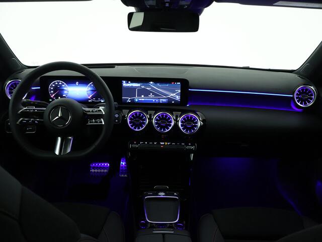 Mercedes-Benz A-KLASSE 180 AMG Line Plus LIMITED | Antidiefstalpakket URBAN GUARD PLUS | Dodehoekassistent | Parkeerpakket met 360°-camera | Extra USB-poorten | KEYLESS GO | Sfeerverlichting | Head-up display | Verwarmde stoelen vooraan |