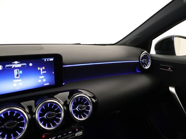 Mercedes-Benz A-KLASSE 180 Star Edition Limited | AMG Line | Nightpakket | Dodehoekassistent | Parkeerpakket met achteruitrijcamera | KEYLESS GO | Draadloos oplaadsysteem voor smartphone | Sfeerverlichting |
