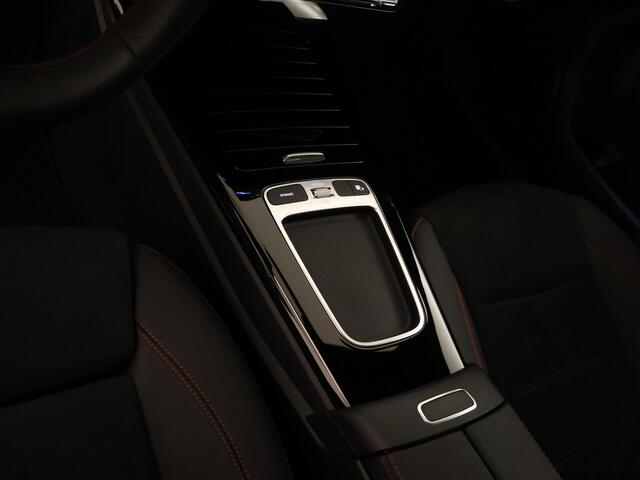 Mercedes-Benz A-KLASSE 180 Star Edition Limited | AMG Line | Nightpakket | Dodehoekassistent | Parkeerpakket met achteruitrijcamera | KEYLESS GO | Draadloos oplaadsysteem voor smartphone | Sfeerverlichting |