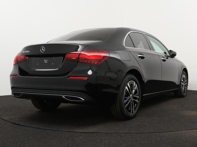 Mercedes-Benz A-KLASSE 250 e Star Edition Limited | Dodehoekassistent | KEYLESS GO-comfortpakket | Draadloos oplaadsysteem voor Smartphone | Extra USB-poorten | Parkeerpakket met achteruitrijcamera | Sfeerverlichting |