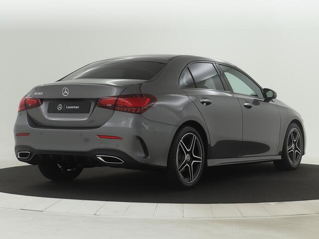 Mercedes-Benz A-KLASSE 180 Star Edition Limited | AMG Line | Nightpakket | Dodehoekassistent | Sfeerverlichting | Parkeerpakket met achteruitrijcamera | Extra USB-poorten | Draadloos oplaadsysteem voor Smartphone | KEYLESS GO-comfortpakket |