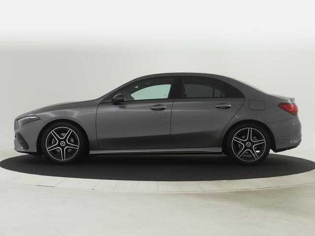 Mercedes-Benz A-KLASSE 180 Star Edition Limited | AMG Line | Nightpakket | Dodehoekassistent | Sfeerverlichting | Parkeerpakket met achteruitrijcamera | Extra USB-poorten | Draadloos oplaadsysteem voor Smartphone | KEYLESS GO-comfortpakket |