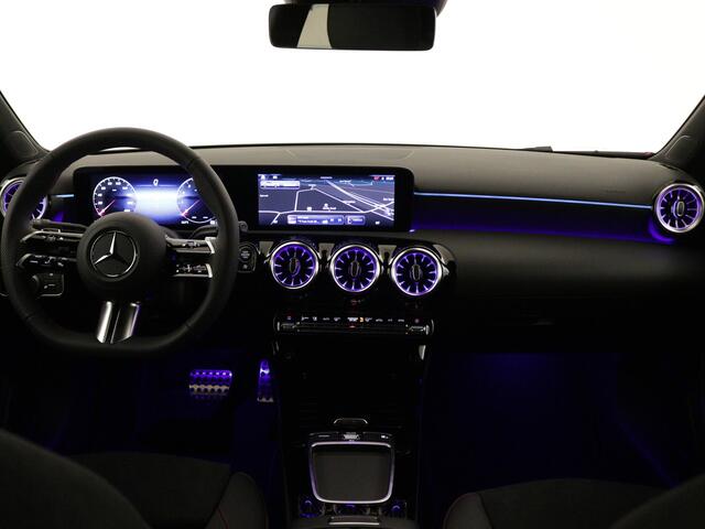 Mercedes-Benz A-KLASSE 180 Star Edition Limited | AMG Line | Nightpakket | Dodehoekassistent | Sfeerverlichting | Parkeerpakket met achteruitrijcamera | Extra USB-poorten | Draadloos oplaadsysteem voor Smartphone | KEYLESS GO-comfortpakket |