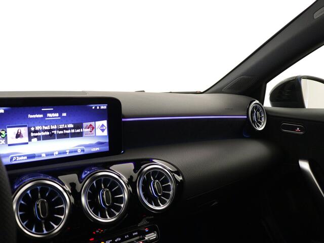 Mercedes-Benz A-KLASSE 180 Star Edition Limited | AMG Line | Nightpakket | Dodehoekassistent | Sfeerverlichting | Parkeerpakket met achteruitrijcamera | Extra USB-poorten | Draadloos oplaadsysteem voor Smartphone | KEYLESS GO-comfortpakket |