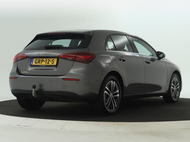 Mercedes-Benz A-KLASSE 250 e Star Edition | Trekhaak | Dodehoekassistent | Parkeerpakket met Camera | Stoelverwarming | DAB | LED | Extra USB-poorten | Spiegelpakket | Zitcomfortpakket | Comfortstoelen voor |