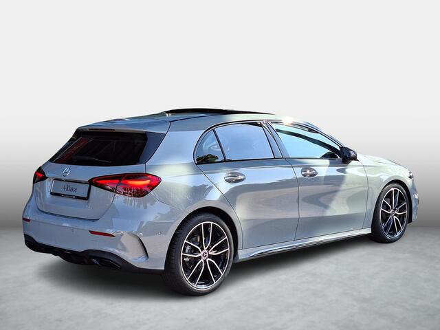 Mercedes-Benz A-KLASSE 180 Business Solution AMG | AMG Plus Pakket | Night Pakket | Panoramadak | Elektrisch Verstelbare Stoelen + Memory | Burmester Surround Sound | 360° Camera | Head-up Display | Dodehoekassistent | MULTIBEAM LED Koplampen | Keyless-GO