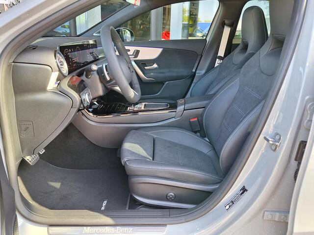 Mercedes-Benz A-KLASSE 180 Business Solution AMG | AMG Plus Pakket | Night Pakket | Panoramadak | Elektrisch Verstelbare Stoelen + Memory | Burmester Surround Sound | 360° Camera | Head-up Display | Dodehoekassistent | MULTIBEAM LED Koplampen | Keyless-GO