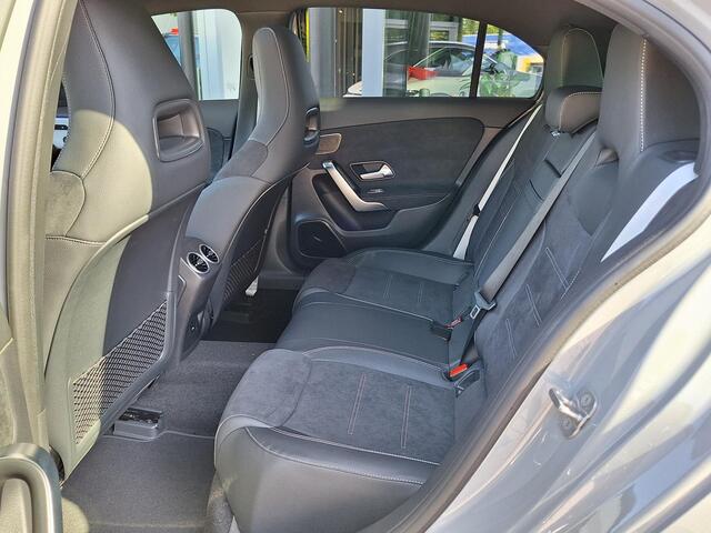 Mercedes-Benz A-KLASSE 180 Business Solution AMG | AMG Plus Pakket | Night Pakket | Panoramadak | Elektrisch Verstelbare Stoelen + Memory | Burmester Surround Sound | 360° Camera | Head-up Display | Dodehoekassistent | MULTIBEAM LED Koplampen | Keyless-GO
