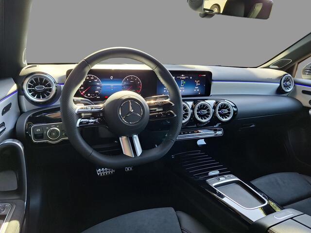 Mercedes-Benz A-KLASSE 180 Business Solution AMG | AMG Plus Pakket | Night Pakket | Panoramadak | Elektrisch Verstelbare Stoelen + Memory | Burmester Surround Sound | 360° Camera | Head-up Display | Dodehoekassistent | MULTIBEAM LED Koplampen | Keyless-GO