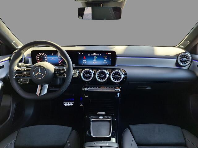 Mercedes-Benz A-KLASSE 180 Business Solution AMG | AMG Plus Pakket | Night Pakket | Panoramadak | Elektrisch Verstelbare Stoelen + Memory | Burmester Surround Sound | 360° Camera | Head-up Display | Dodehoekassistent | MULTIBEAM LED Koplampen | Keyless-GO