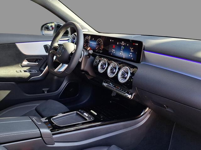 Mercedes-Benz A-KLASSE 180 Business Solution AMG | AMG Plus Pakket | Night Pakket | Panoramadak | Elektrisch Verstelbare Stoelen + Memory | Burmester Surround Sound | 360° Camera | Head-up Display | Dodehoekassistent | MULTIBEAM LED Koplampen | Keyless-GO
