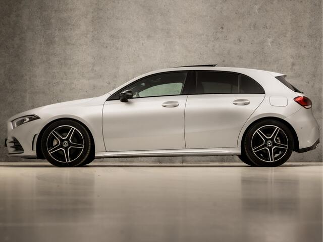 Mercedes-Benz A-KLASSE 180 AMG Sport Automaat (SCHUIFDAK, APPLE CARPLAY, SFEERVERLICHTING, BURMESTER, KEYLESS, LEDER/ALCANTARA, CAMERA, SPORTSTOELEN, STOELVERWARMING, WIDESCREEN, GETINT GLAS, NIEUWSTAAT)