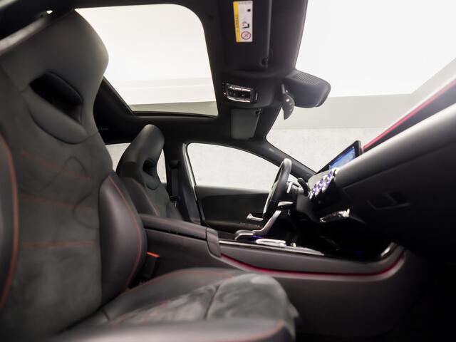 Mercedes-Benz A-KLASSE 180 AMG Sport Automaat (SCHUIFDAK, APPLE CARPLAY, SFEERVERLICHTING, BURMESTER, KEYLESS, LEDER/ALCANTARA, CAMERA, SPORTSTOELEN, STOELVERWARMING, WIDESCREEN, GETINT GLAS, NIEUWSTAAT)