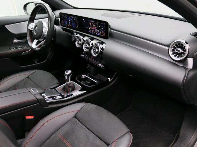 Mercedes-Benz A-KLASSE 160 Business Solution AMG AMG Line | Night Pakket | Panorama Schuif-Kanteldak | Sfeerverlichting. Inclusief 24 maanden MB Certified garantie voor Europa.