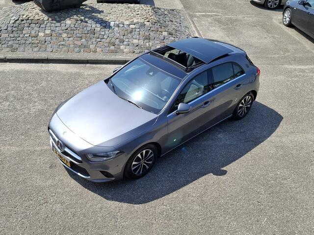 Mercedes-Benz A-KLASSE 180 PANO DAK WIDESCREEN 1e EIGENAAR CAMERA PARK ASSIST HALF LEER LED NAVI CRUISE