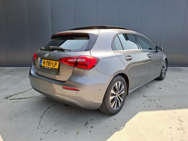 Mercedes-Benz A-KLASSE 180 PANO DAK WIDESCREEN 1e EIGENAAR CAMERA PARK ASSIST HALF LEER LED NAVI CRUISE