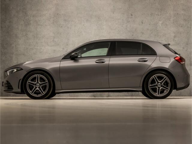Mercedes-Benz A-KLASSE 200 AMG Sport 164Pk Automaat (APPLE CARPLAY, GROOT NAVI, SFEERVERLICHTING, ADAPTIVE CRUISE, LEDER/ALCANTARA, CAMERA, SPORTSTOELEN, STOELVERWARMING, GETINT GLAS, DAB+, NIEUWSTAAT)