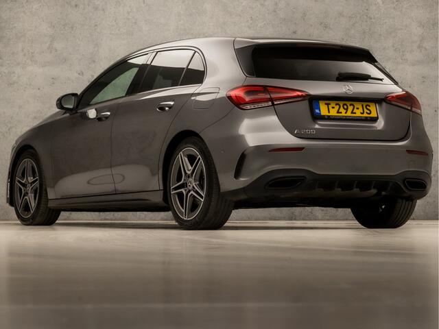 Mercedes-Benz A-KLASSE 200 AMG Sport 164Pk Automaat (APPLE CARPLAY, GROOT NAVI, SFEERVERLICHTING, ADAPTIVE CRUISE, LEDER/ALCANTARA, CAMERA, SPORTSTOELEN, STOELVERWARMING, GETINT GLAS, DAB+, NIEUWSTAAT)