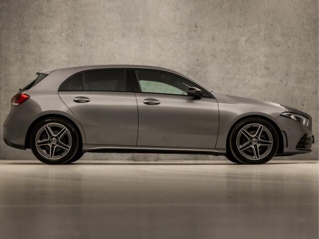 Mercedes-Benz A-KLASSE 200 AMG Sport 164Pk Automaat (APPLE CARPLAY, GROOT NAVI, SFEERVERLICHTING, ADAPTIVE CRUISE, LEDER/ALCANTARA, CAMERA, SPORTSTOELEN, STOELVERWARMING, GETINT GLAS, DAB+, NIEUWSTAAT)