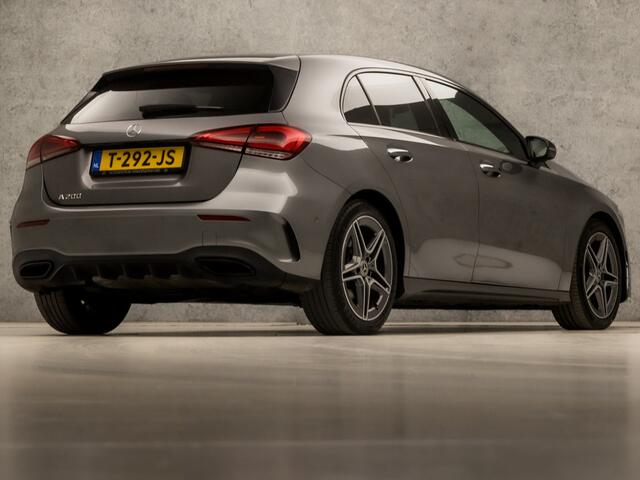 Mercedes-Benz A-KLASSE 200 AMG Sport 164Pk Automaat (APPLE CARPLAY, GROOT NAVI, SFEERVERLICHTING, ADAPTIVE CRUISE, LEDER/ALCANTARA, CAMERA, SPORTSTOELEN, STOELVERWARMING, GETINT GLAS, DAB+, NIEUWSTAAT)