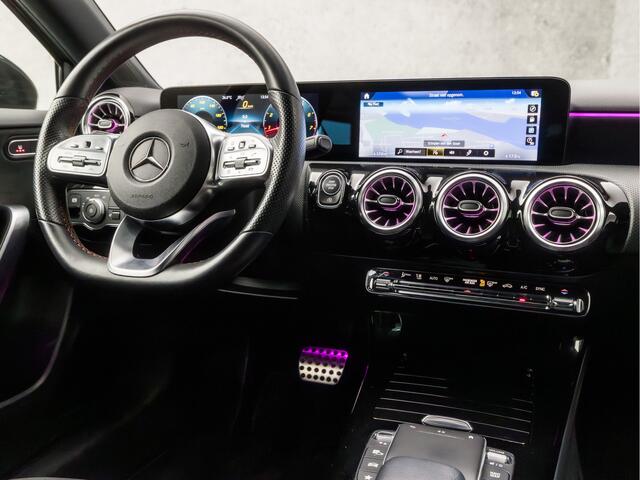 Mercedes-Benz A-KLASSE 200 AMG Sport 164Pk Automaat (APPLE CARPLAY, GROOT NAVI, SFEERVERLICHTING, ADAPTIVE CRUISE, LEDER/ALCANTARA, CAMERA, SPORTSTOELEN, STOELVERWARMING, GETINT GLAS, DAB+, NIEUWSTAAT)
