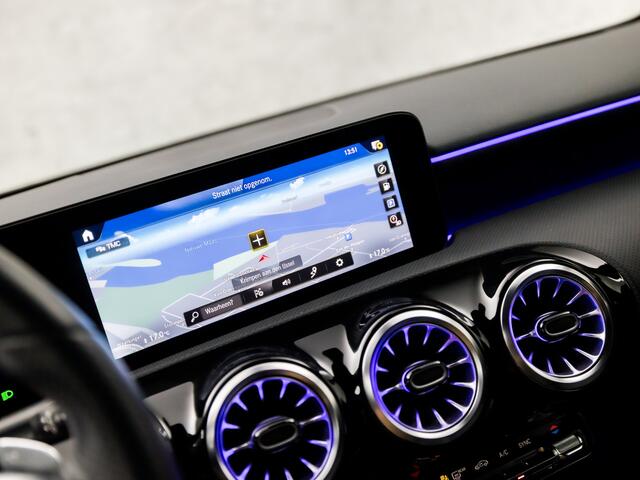 Mercedes-Benz A-KLASSE 200 AMG Sport 164Pk Automaat (APPLE CARPLAY, GROOT NAVI, SFEERVERLICHTING, ADAPTIVE CRUISE, LEDER/ALCANTARA, CAMERA, SPORTSTOELEN, STOELVERWARMING, GETINT GLAS, DAB+, NIEUWSTAAT)