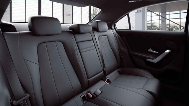 Mercedes-Benz A-KLASSE 180 Business Solution Luxury | Panoramadak | Memory | Widescreen | Keyless | Multibeam | Stoelverwarming |