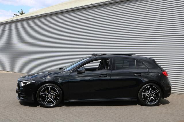 Mercedes-Benz A-KLASSE 200 AMG Pakket AMG NightPakket (Panoramadak Sportleder Carplay Widescreen Camera Full-Led PrivacyGlass Pdc V+A)